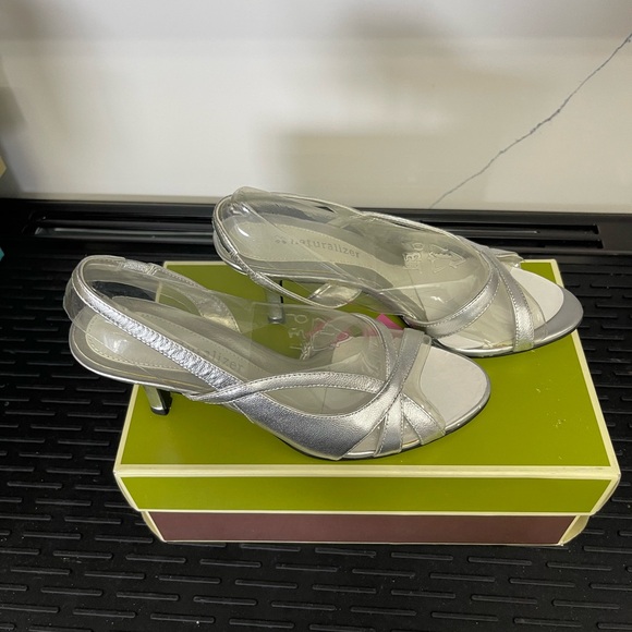 NATURALIZER Silver Metallic Comfort Summer Heels Sz 6.5 Dressy Kadie Prissy - Picture 10 of 14